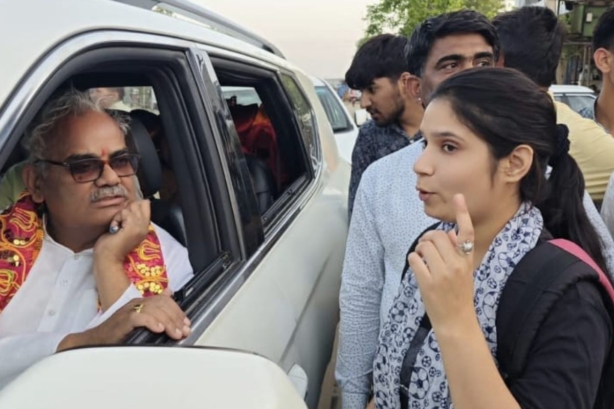 चित्तौड़गढ़ में भड़के मंत्री मदन दिलावर ने अफसरों को लगाई फटकार, 2 सरपंच सहित छह
को निलंबित करने के निर्देश