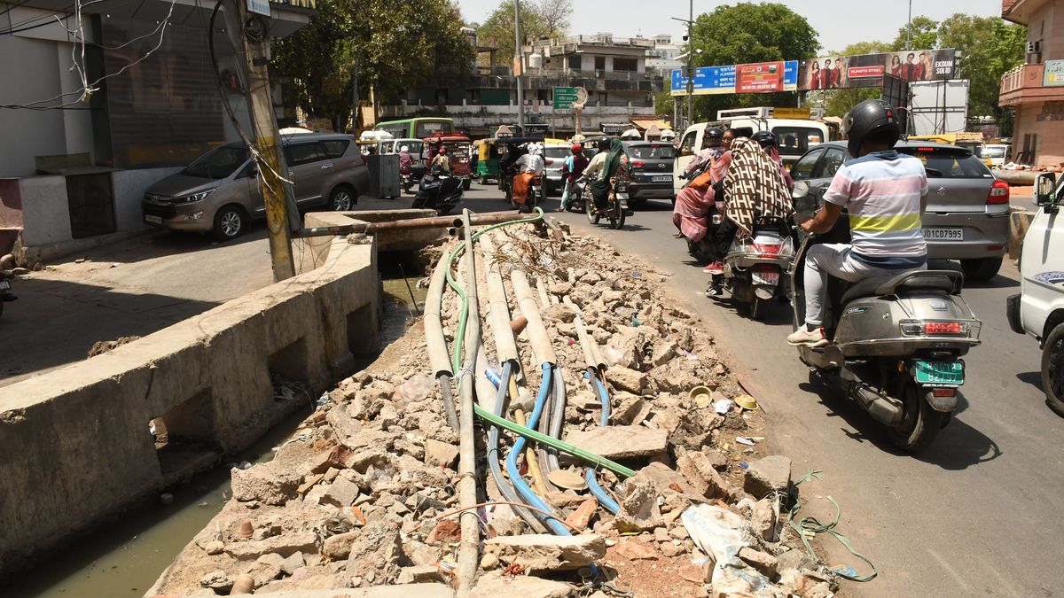 ‘बॉटल नैक’ से नहीं मिल रही निजात, आगरा गेट से महावीर सर्कल तक रोजाना जाम