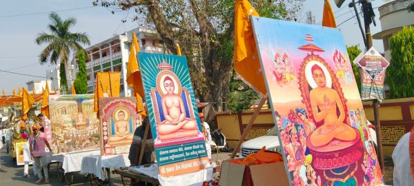भगवान महावीर के जन्मोत्सव पर भव्य शोभायात्रा