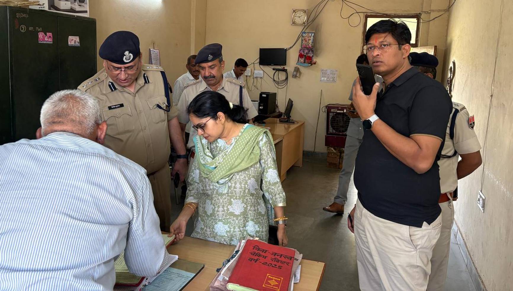 कलक्टर और एसपी ने किया अभय कमांड सेंटर और पुलिस कन्ट्रोल रूम का आकस्मिक निरीक्षण