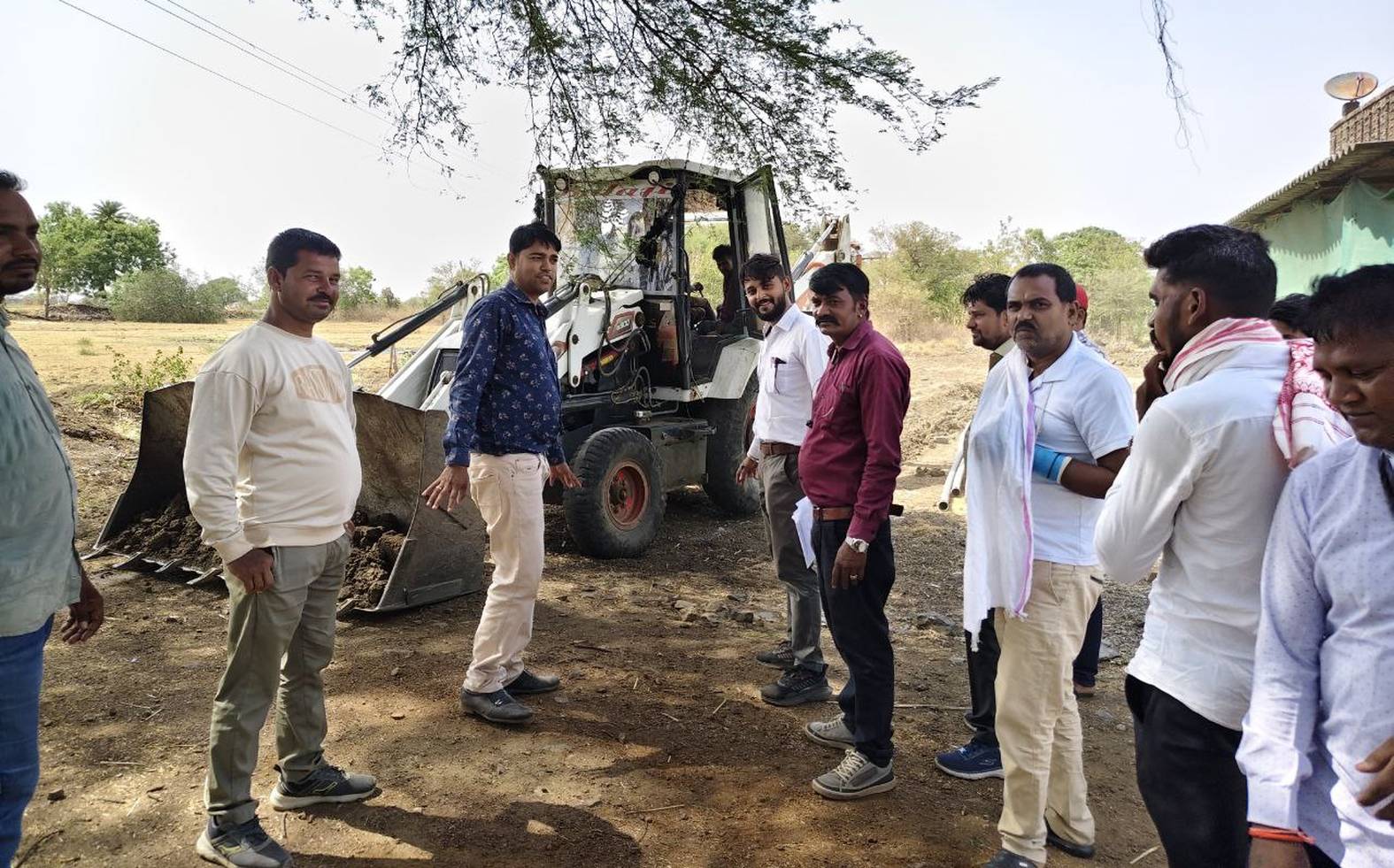 विद्यालय खेल मैदान पर से कब्जा हटाया