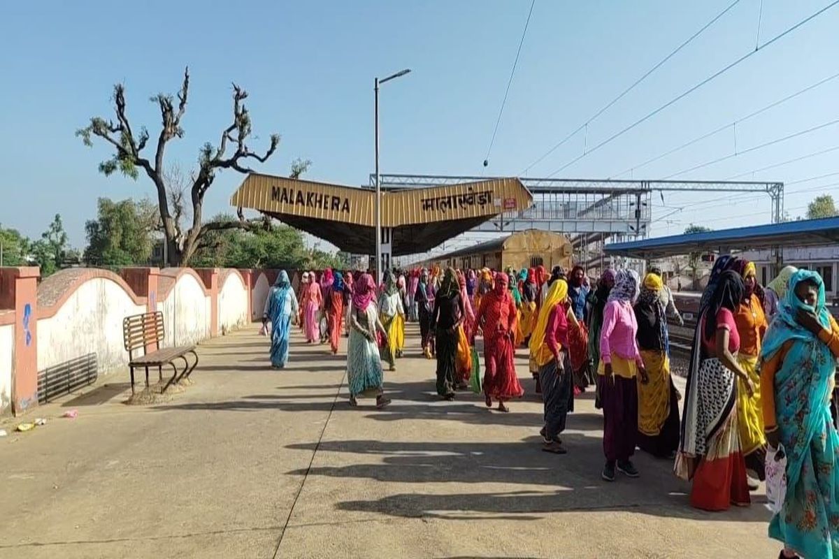 VIDEO: मालाखेड़ा रेलवे स्टेशन पर हजारों की संख्या में पहुंच रहे फसल कटाई के लिए मजदूर