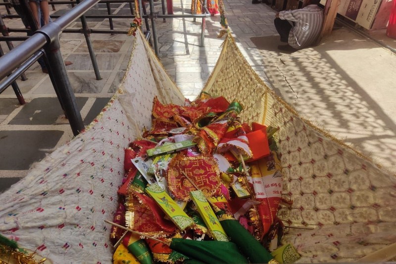 जैसलमेर के रामदेवरा कस्बे स्थित बाबा रामदेव मंदिर में अर्पित पूजा सामग्री
