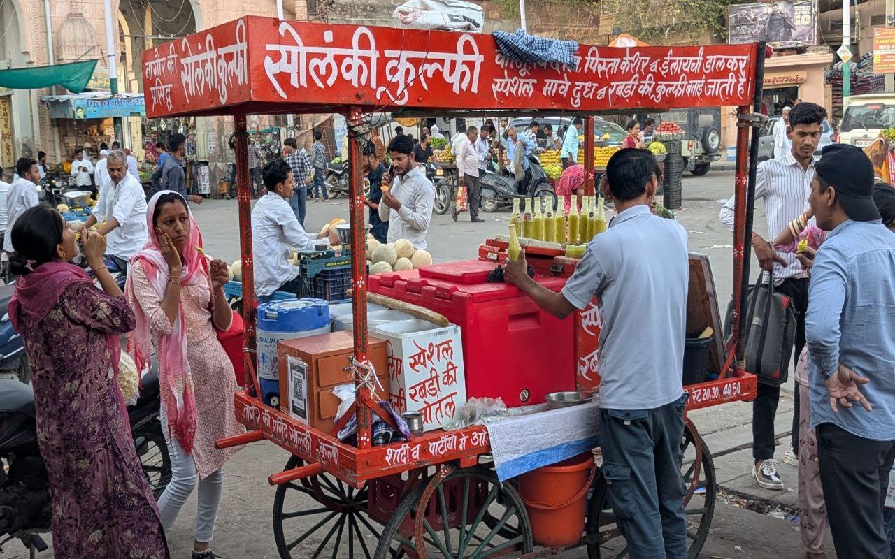 Nagaur patrika…आसमान से बरसती आग में जलती सडक़ों पर चल रही तेज हवाओं ने किया
परेशान