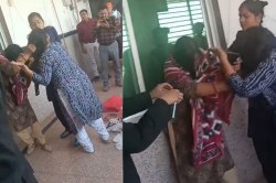 एक मर्द की दो पत्नियों ने कोर्ट को बनाया अखाड़ा, बाल पकड़कर एक-दूसरे को मारा,
वीडियो वायरल - image