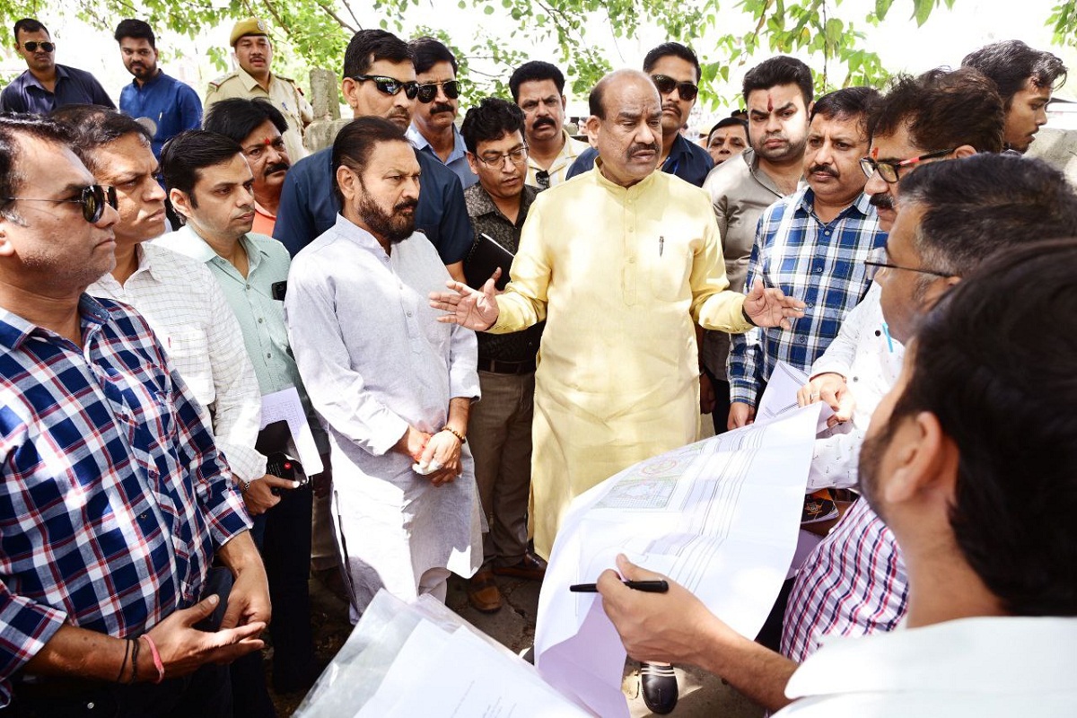 लोकसभा अध्यक्ष ओम बिरला ने रविवार को कोटा दक्षिण विधायक संदीप शर्मा व केडीए अधिकारियों के साथ प्रस्तावित संविधान पार्क के लिए चिह्नित स्थल का निरीक्षण किया।
