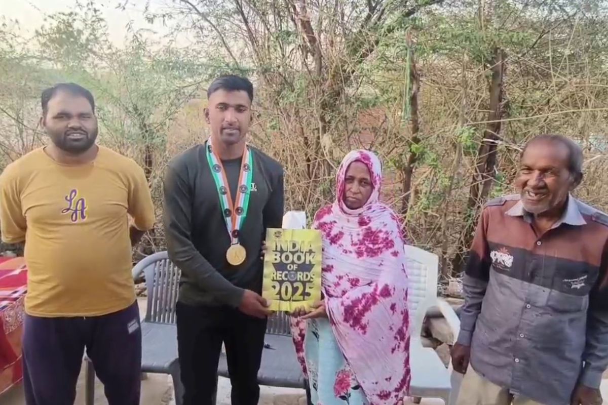 फेरी लगाने वाले के बेटे ने कर दिखाया बड़ा कमाल, इंडिया बुक ऑफ रिकॉर्ड में दर्ज
कराया अपना नाम