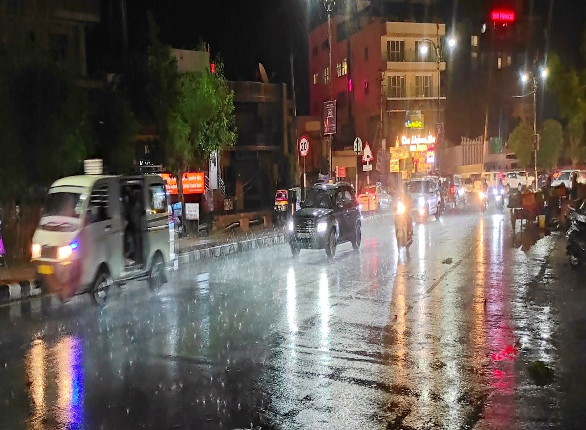 Weather Update: तेज हवा संग उड़ी धूल, शाम को तेज बौछारों ने भिगोया
