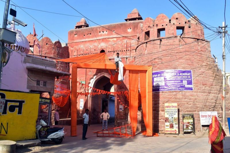 रामनवमी शोभायात्रा के लिए ऐतिहासिक दरवाजों पर की जा रही सजावट