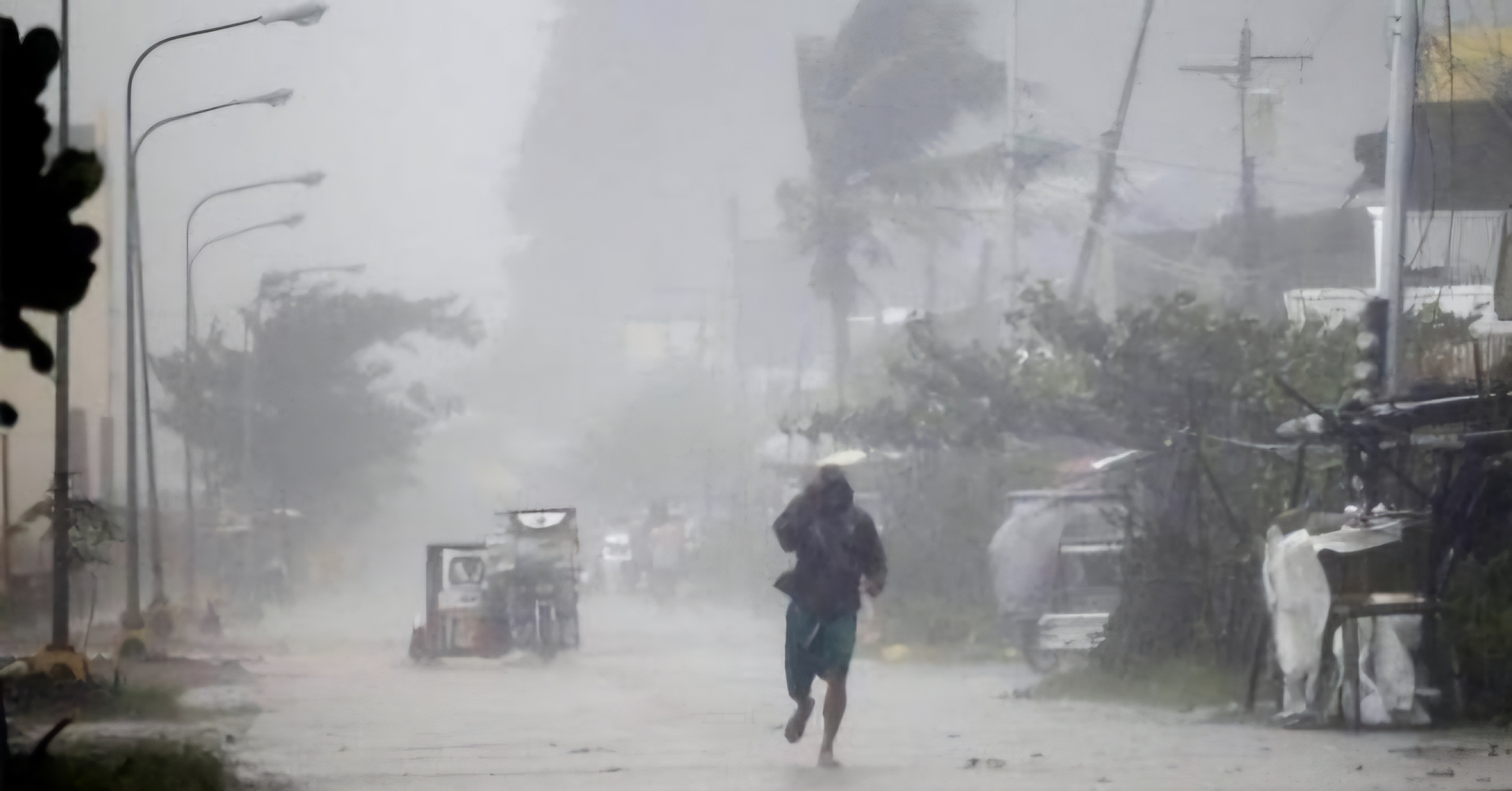 UP Rain: उत्तर प्रदेश में हवाएं बदलेंगी मौसम, 40 जिलों में बारिश की चेतावनी