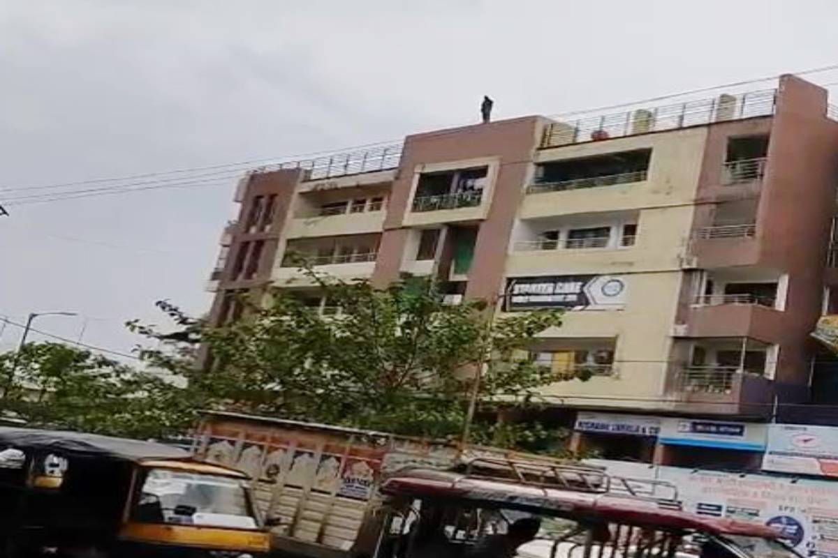लड़की ने सिम निकालकर फेंकी..फॉर्मेट किया मोबाइल..दस्तावेज जलाए और फिर…