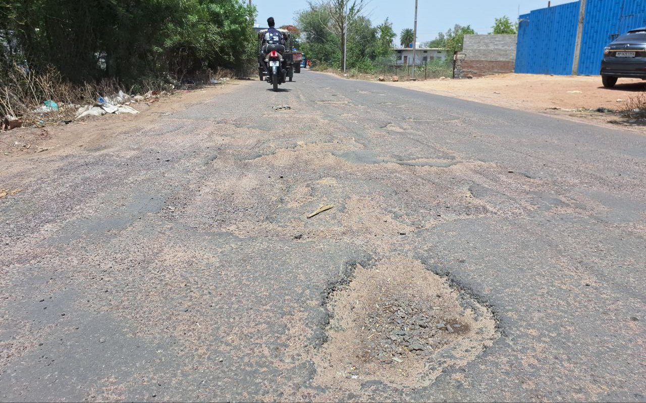 शहर के वार्डों की सड़कों का हाल खराब, कीचड़, फिसलन और जलभराव से परेशानी