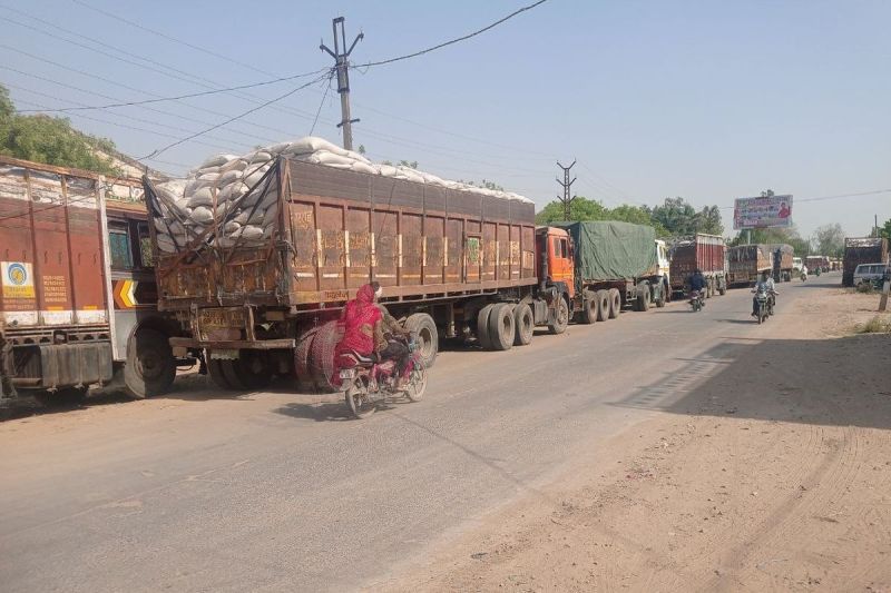 समर्थन मूल्य खरीद केंद्र पर बिगड़ी लदान व्यवस्था