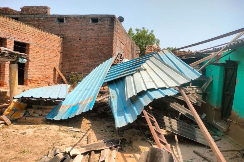 रात को फिर आया अंधड़, एक दर्जन से अधिक मकानों के टिन छप्पर उड़े, कई गांवों में बिजली गुल