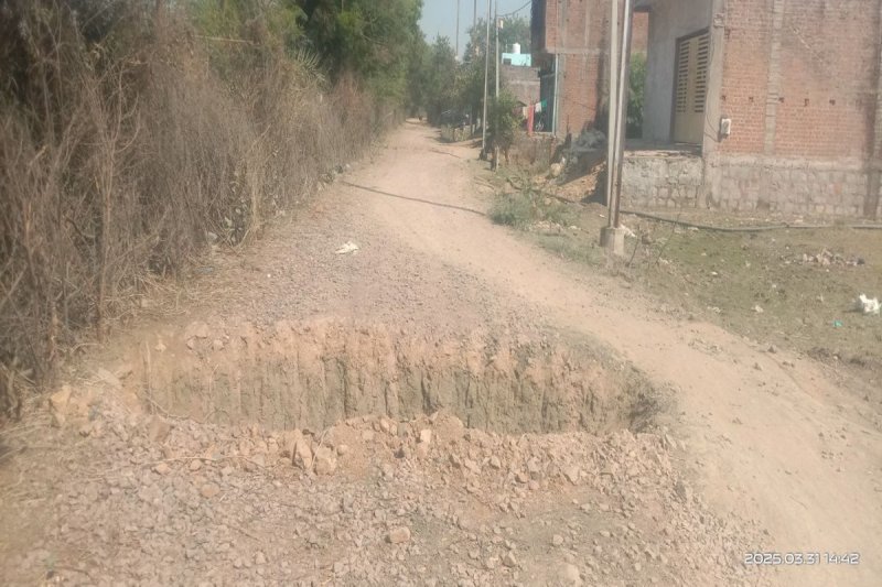 सीसी निर्माण रोकने बना दी खाई