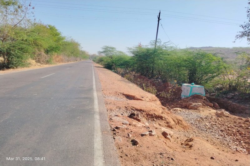 टूटी सडक़ किनार।