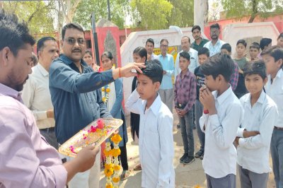 छात्रों का तिलक कर किया स्वागत।