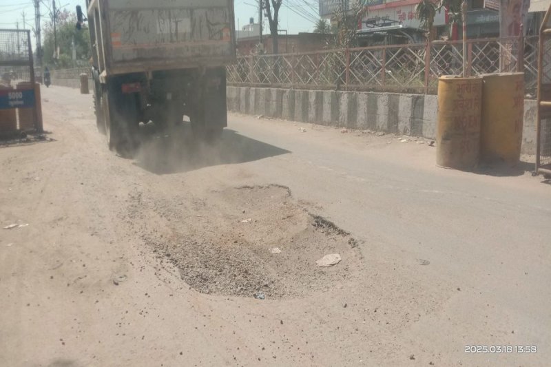 लखौरा तिराहा प्रतिबंध एरिया में प्रवेश करते भारी वाहन।