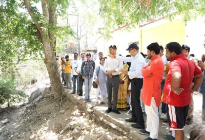 टीकमगढ़। काम देखते हुए अधिकारी।