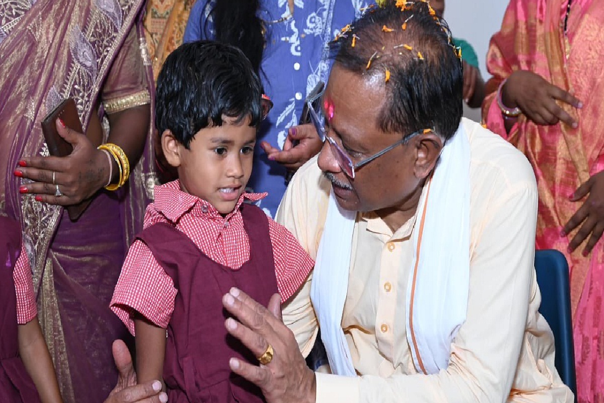 CG News: आंगनबाड़ी पहुंच CM साय ने बच्चों से किया आत्मीय संवाद, टॉफियां बांटी और
पूछा हाल चाल