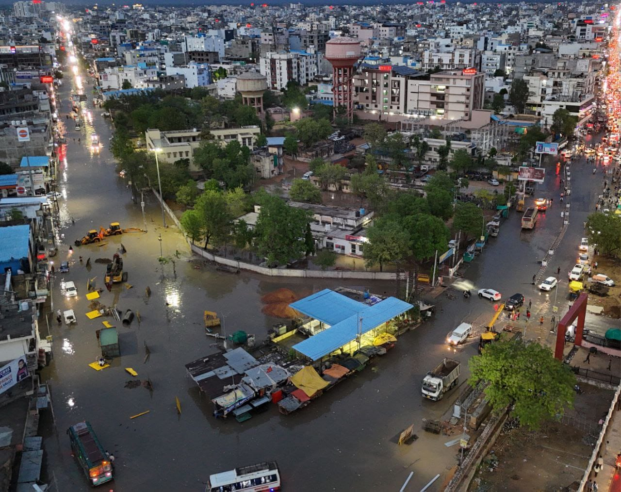 जिले भर में झमाझम बारिश, सड़के हुई पानी से लबालब।