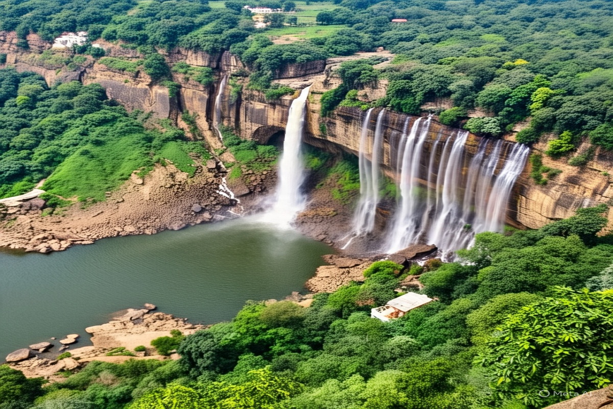 Chitrakote Falls: मानसून की एंट्री के साथ चित्रकोट जलप्रपात में लौटी रौनक, देखें
मनोरम दृश्य…