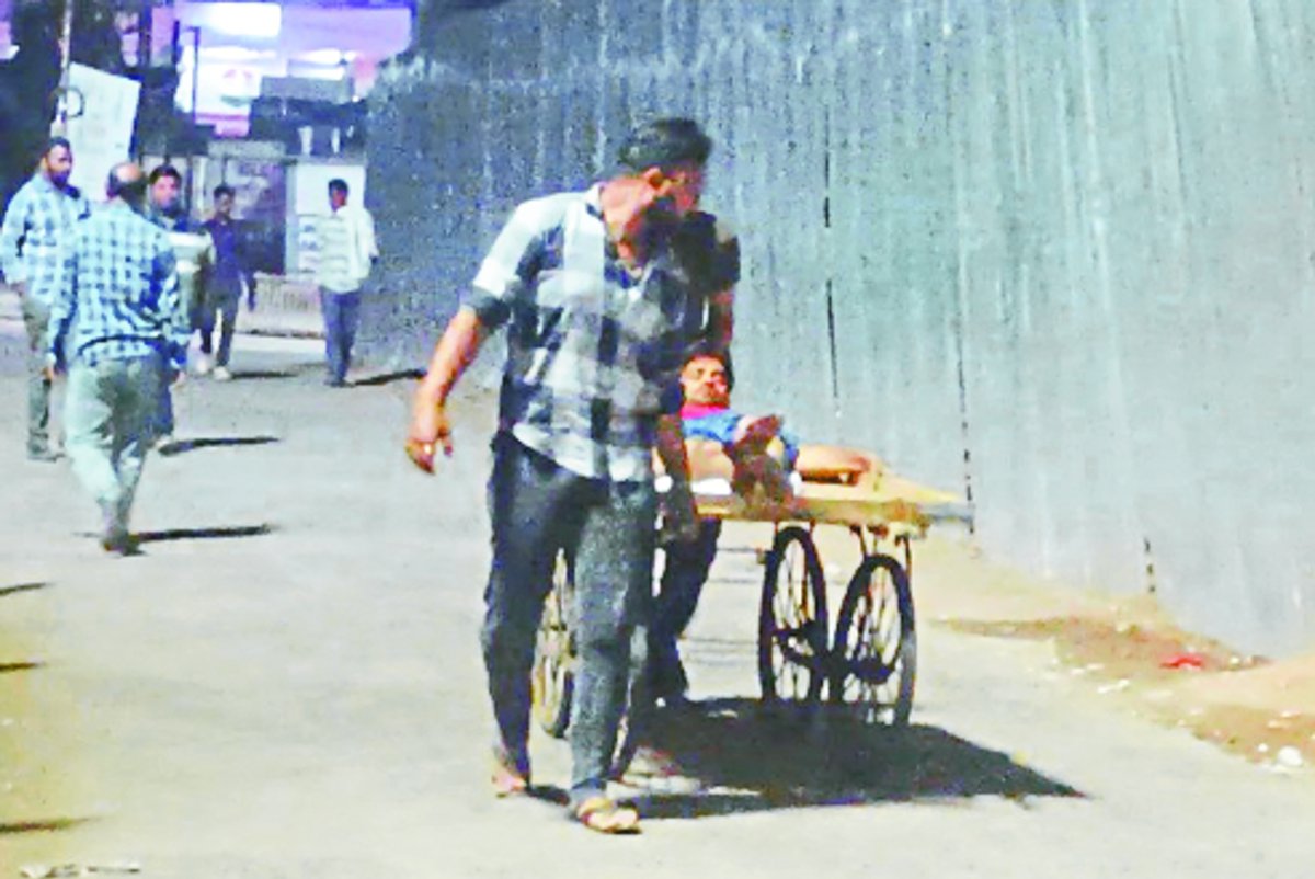 घायल को ठिलिया पर लेकर पहुंचे जिला अस्पताल