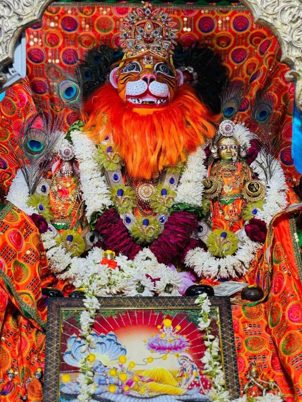 Lord Narasimha appeared after tearing the pillar, killed Hiranyakashyap, echoed cheers