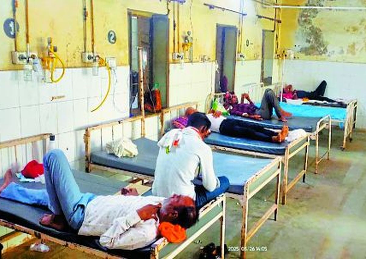 जिला अस्पताल में रविवार को साप्ताहिक अवकाश के बाद भी ओपीडी में मरीजों की खासी भीड़ रही। इससे दवा वितरण केन्द्रों पर भी मरीज व तीमारदारों की भीड़ रही। मेल फिमेल मेडिकल वार्ड में भी बेड फुल चल रहे है।