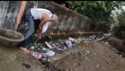 मुख्य मार्गों तक सीमित नपा अमला, बुजुर्ग व दुकानदार खुद कर रहे नाली की सफाई - image
