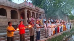सरोवर पर उतारी आरती, -शंकराचार्य प्राकट्य उत्सव पर गूंजे वेद मंत्र - image