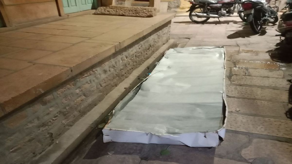 छतों पर टिन के छप्परों की होड़, फैशन बन रहा जोखिम