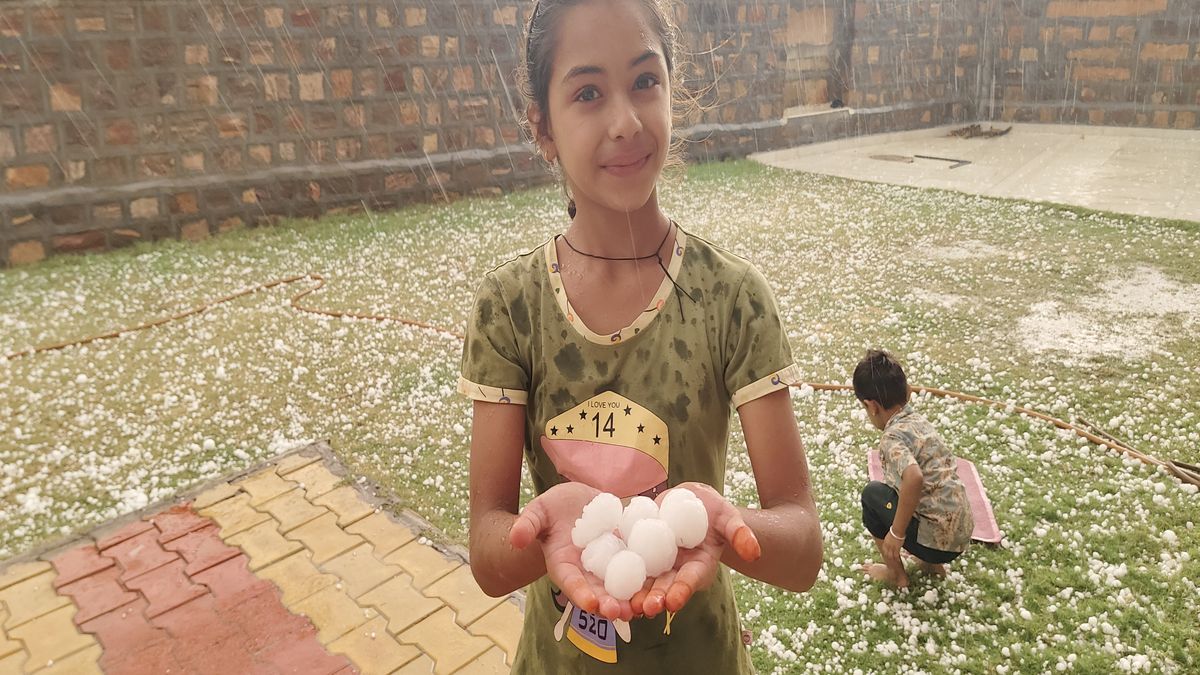 Watch Video: फलसूंड में बारिश के साथ गिरे ओले
