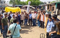 थोक सब्जी व्यापारियों ने मंडी में जलाया आतंकवाद का पुतला - image