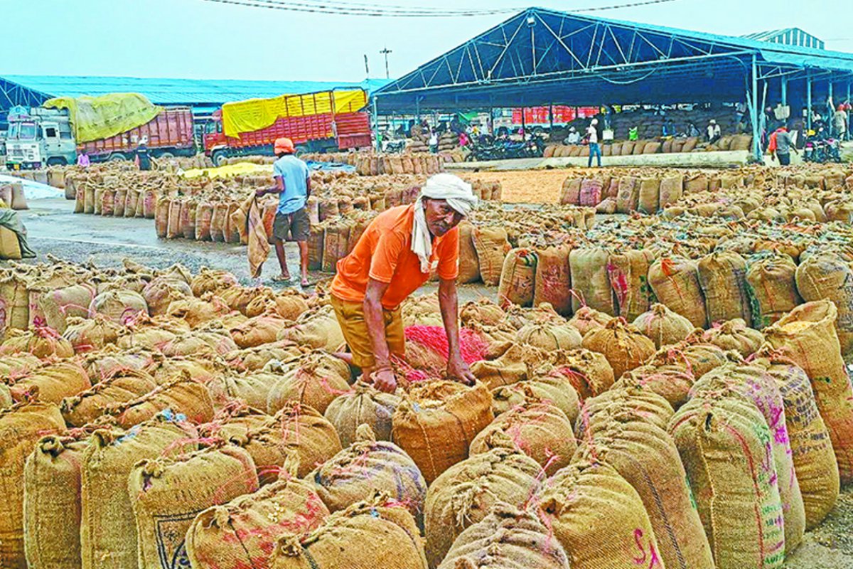 कृषि मंडी में उपज के साथ भीगी अन्नदाता की आंखें