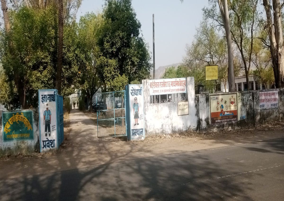लीड…. स्कूल की जमीन पर जलदाय विभाग के ट्यूबवेल, फिर भी छात्रावास व कन्या कॉलेज
निजी टैंकरों पर आश्रित