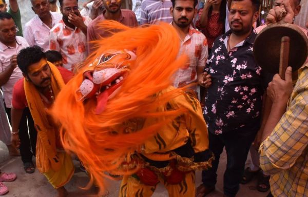 Lord Narasimha appeared after tearing the pillar, killed Hiranyakashyap, echoed cheers