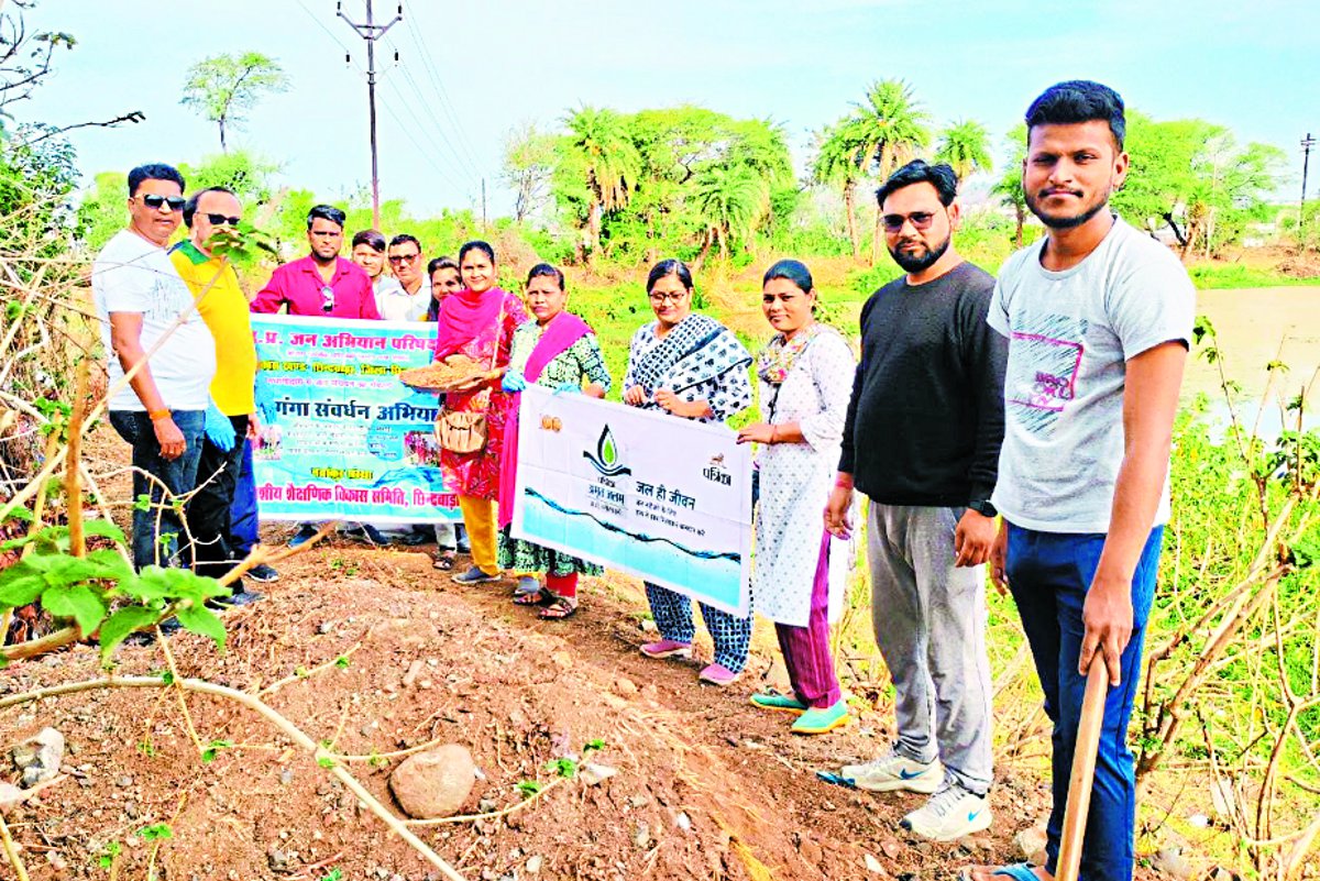 मानकादेही खुर्द के मालदैव में तालाब बनाने किया श्रमदान