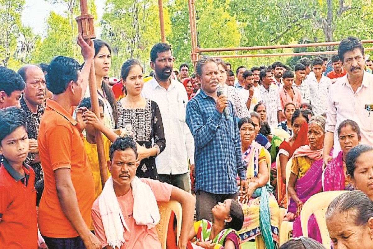 CG News: पटवारी पर ग्रामीणों ने लगाया आरोप, कहा- छोटे-छोटे काम के लिए करता है
पैसे की मांग