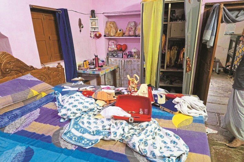 Crime News: रिटायर्ड फौजी के घर लाखों की चोरी, 25 तोला सोना ले उड़े चोर, फिर भी दर्ज नहीं हुई FIR!