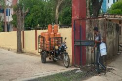 जनता मांग रही नलों का पानी, अधिकारी मंगा रहे मोल - image