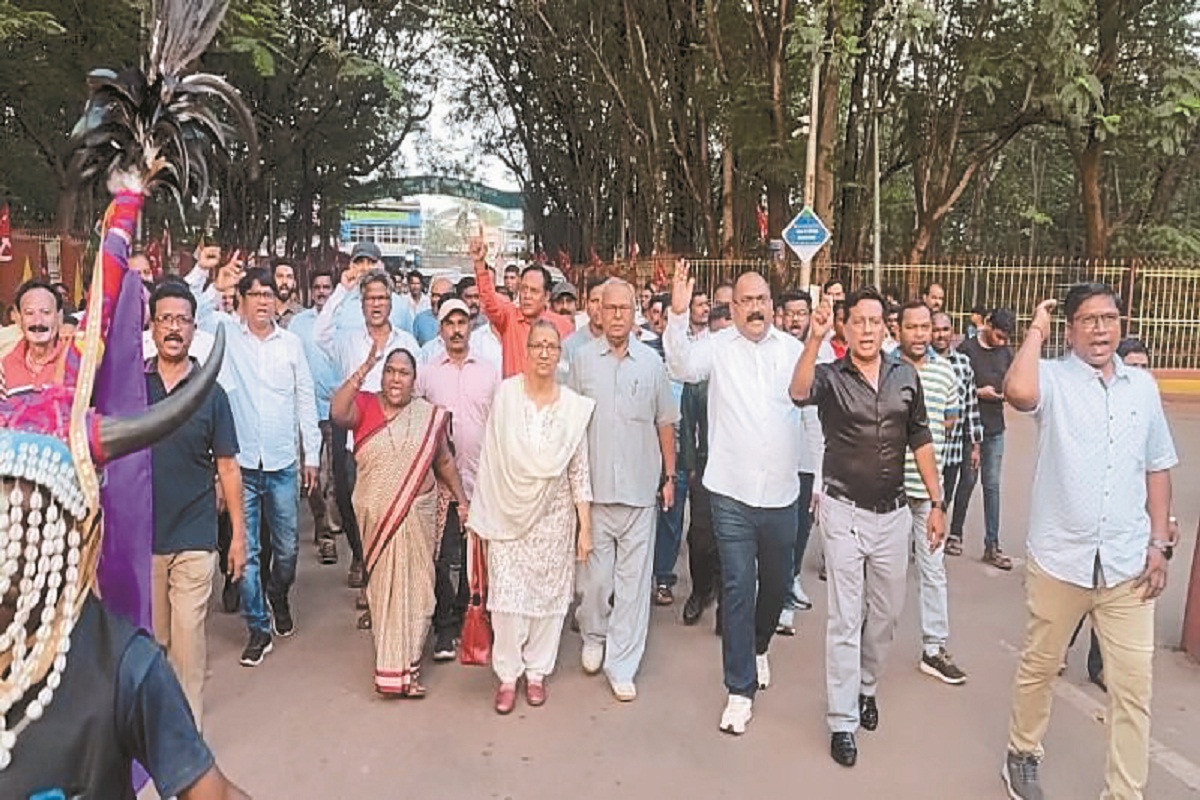 CG News: NMDC में गूंजा श्रमिक एकता का स्वर, 20 मई से होगा देशव्यापी आंदोलन,
केन्द्रीय पदाधिकारियों ने भरा जोश