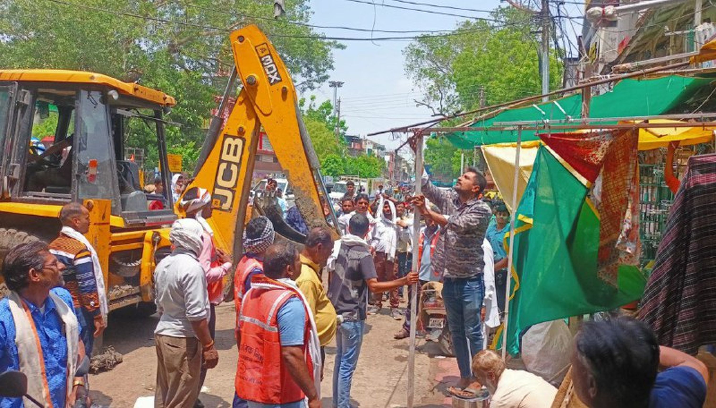 अतिक्रमण : कारोबारियों को निगम ने जेसीबी से डराया, एमआईसी सदस्य के हस्तक्षेप पर
अघोषित फूड जोन से लौटी टीम, वीडियो में देखिए कार्रवाई