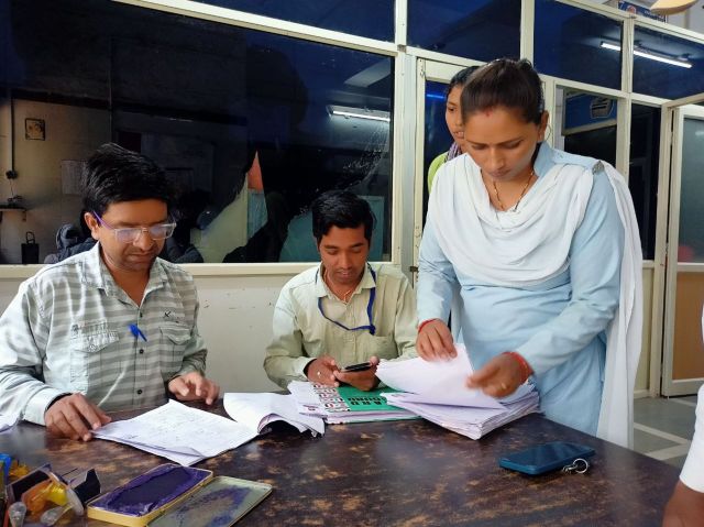महिला वर्ग के अभ्यर्थियों के दस्तावेजों की गणना करती महिला आरक्षक 