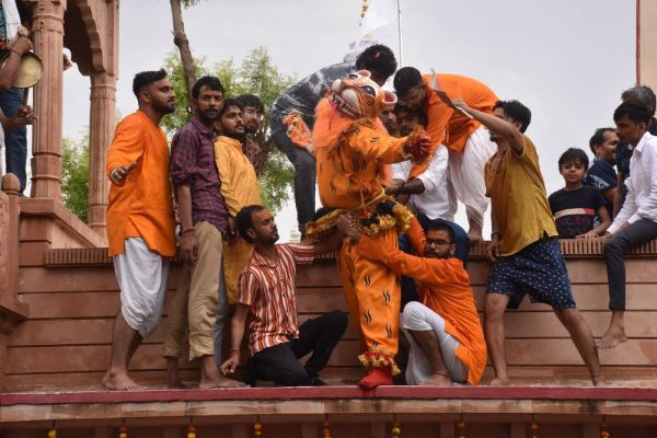 Lord Narasimha appeared after tearing the pillar, killed Hiranyakashyap, echoed cheers