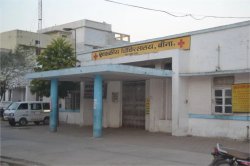 ड्यूटी पर न आने वाले डॉक्टरों का अलग रजिस्टर बनाकर बीएमओ ने निकाला वेतन, दवाओं
की जगह लाखों रुपए के खरीदे एसी और फर्नीचर - image
