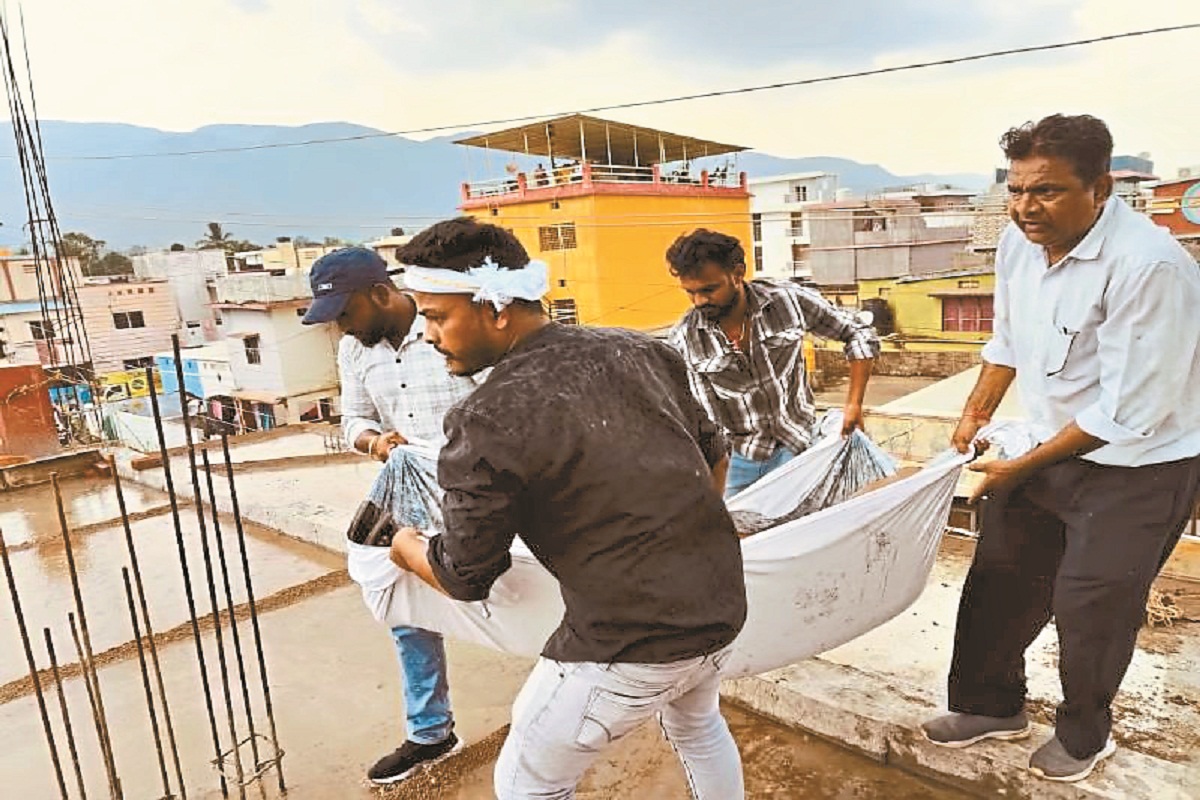 हाईटेंशन तार से पूर्व NMDC कर्मचारी की मौत, नागरिकों ने की लापरवाह अधिकारियों पर
कार्रवाई की मांग