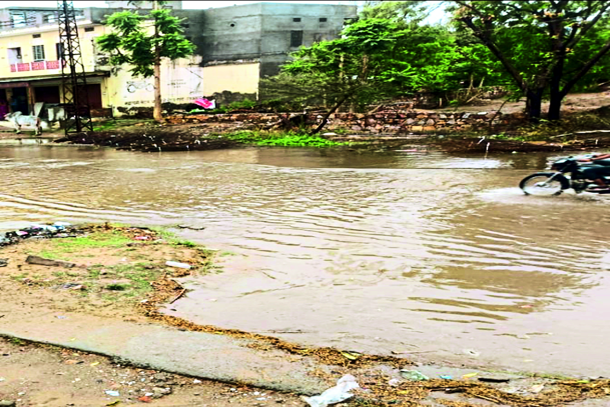 प्रतापगढ़ में एक घंटे की झमाझम बारिशए सडक़े लबालब... देखें वीडियो....