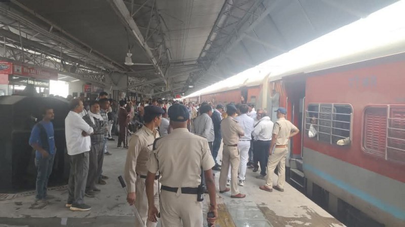 3 घंटे लेट हुई ट्रेन यात्री परेशान