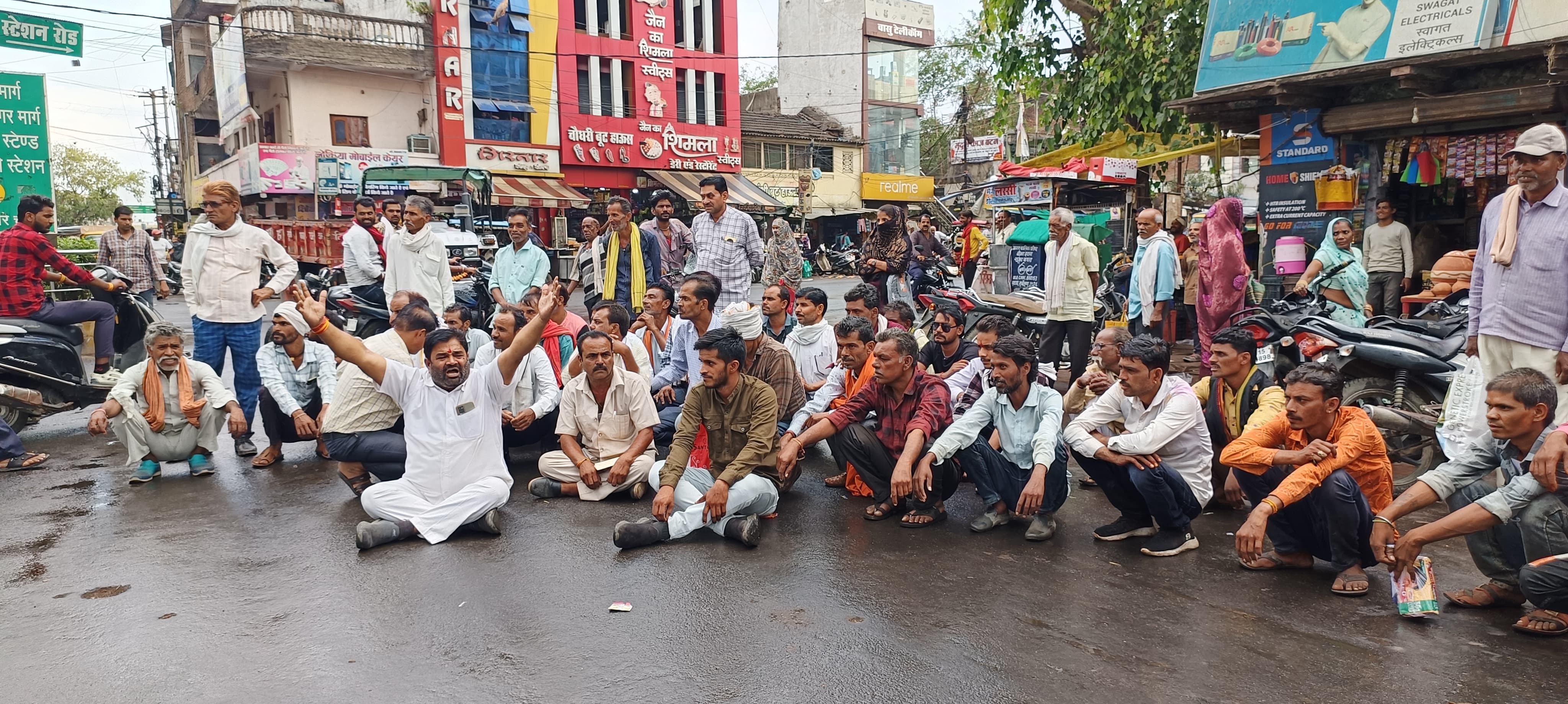 Three lakh rupees of a farmer were stolen from in front of SBI bank, the money was kept in the trunk of the motorcycle